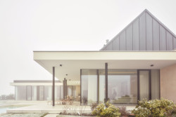 Maximálně prosklený dům zajišťuje propojení interiéru a exteriéru. (Bungalov ve východních Čechách; Atelier Kunc)