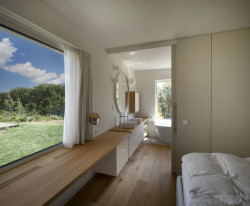 Ložnice rodičů s rozlehlou koupelnou (A69 architekti, rodinný dům ve Slivenci)