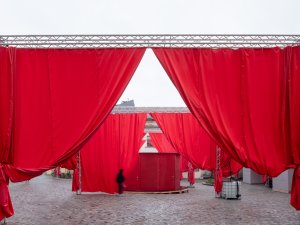 Římské náměstí a uprostřed dřevostavba zvaná zpovědnice (Peer Collective a Kateřina Šedá, Festival vánočních zlozvyků)
