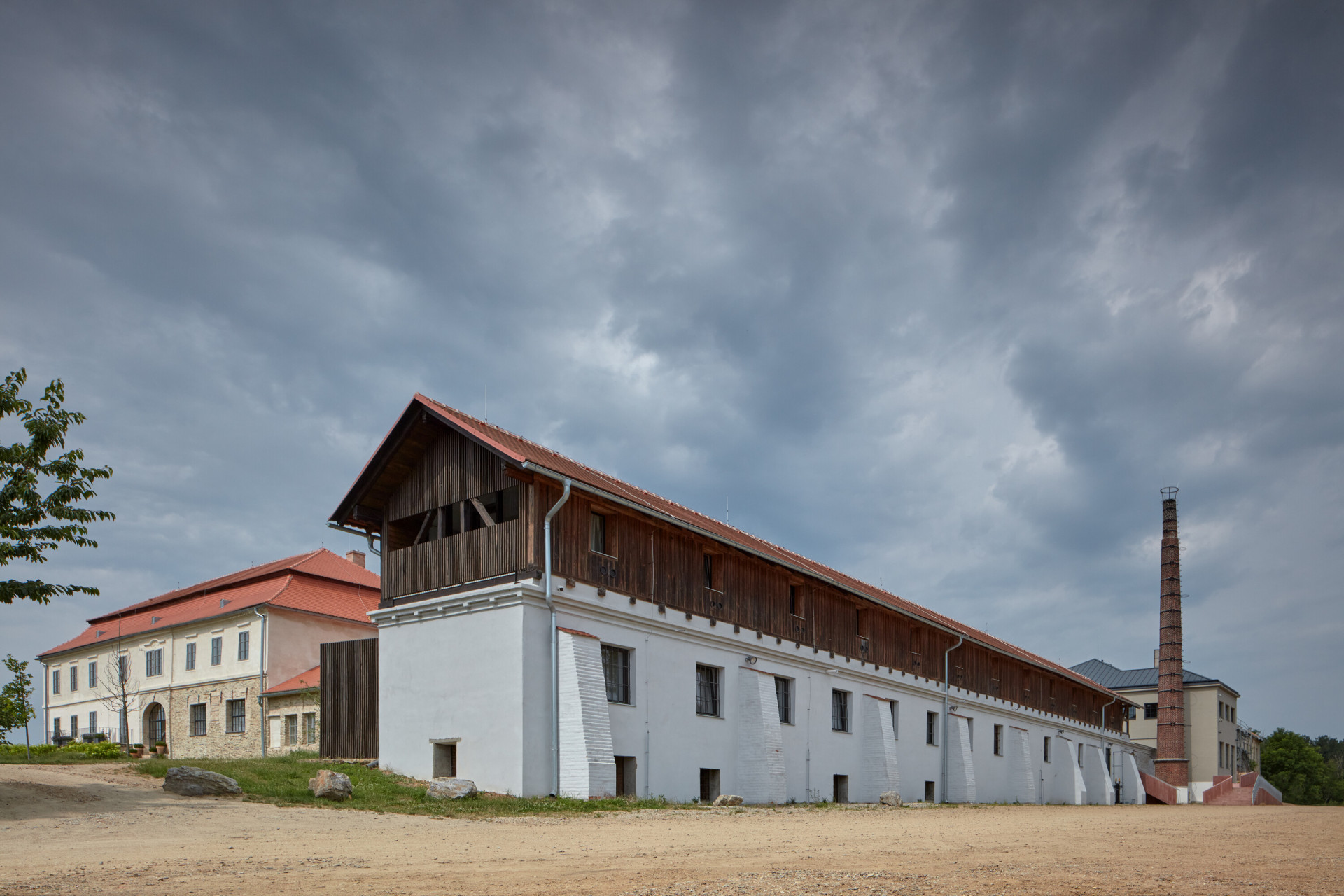 Kocanda Kravsko, ORA: Kapacity původního barokního hostince nyní rozšířila konverze tří průmyslových budovy