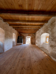 Hospodářská budova na hradě Uhrovec, Atelier ô / Martin Varga, Martin Kvitkovský, Pavol Pauliny