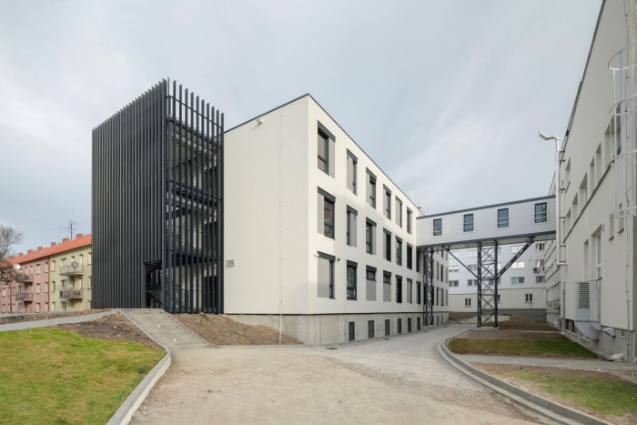 Každé zařízení lze rozšířit nebo přidat další patro a zvýšit tak jeho kapacitu bez nové výstavby. Modulární nemocnice od KOMA