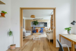 Byt v Praze-Vinohradech, Archistroj a Atelier HORIZONT: Pracovnu je možné s obývacím pokojem propojit otevřením posuvných dvěří