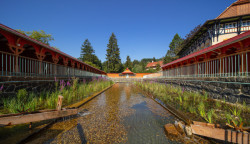 Bazén byl původně napájený z říčky Šťávnice, dnes je upravený pro brouzdání. (Sluneční lázně v Luhačovicích, TRANSAT architekti)