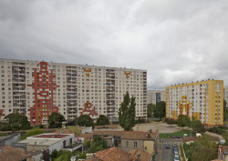 Bytové domy v Bordeaux před rekonstrukcí.