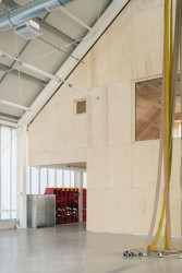 Vestavba je z dřevěných CLT panelů. (Hasičská stanice Dolní Jirčany, SOA architekti)
