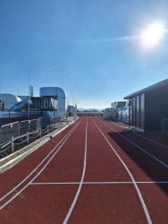 Běžecká dráha na střeše arény (Horácká multifunkční aréna; Chybik + Kristof)