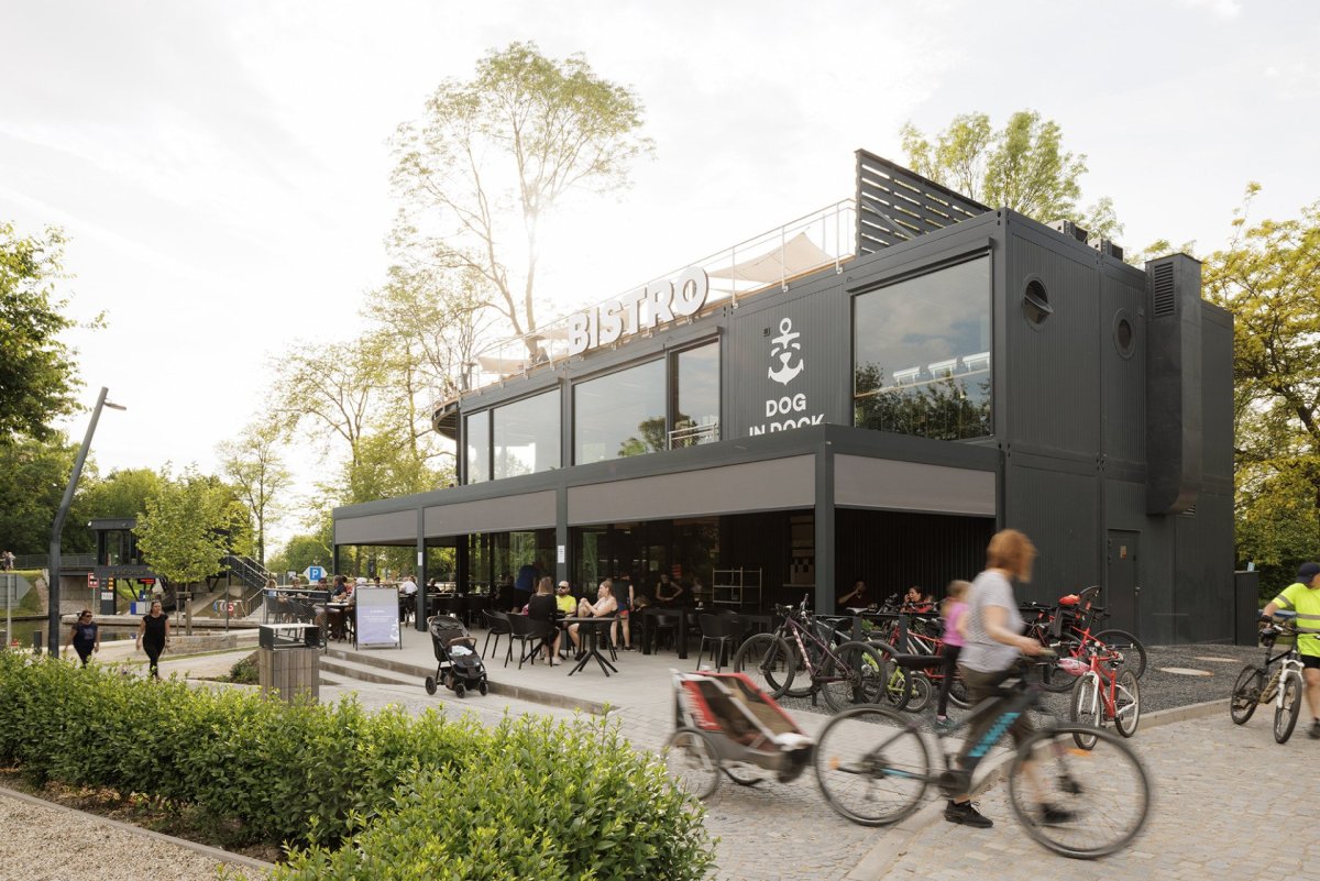 Loď je na perfektním místě zvláště pro cyklisty. Stojí přímo na cyklostezce vedoucí z Kroměříže až do slovenské Skalice.