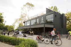 Loď je na perfektním místě zvláště pro cyklisty. Stojí přímo na cyklostezce vedoucí z Kroměříže až do slovenské Skalice.