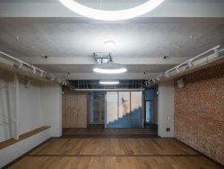 Vstup do sálu a průsvitné těleso schodiště (Komunitní centrum v bývalé stodole, studio Raketoplán)