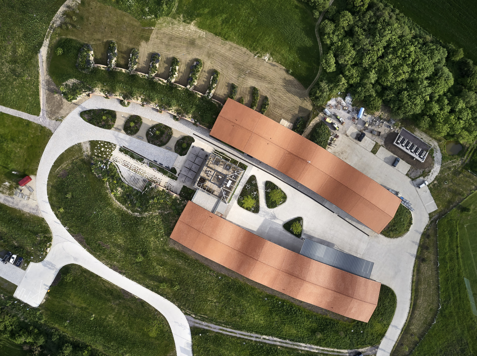 Jakub Cigler Architekti proměnili bývalý areál JZD na zážitkové vinařství s ubytováním