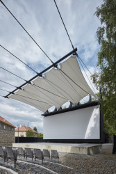 Letní kino Prachatice, Mimosa Architekti: Pro autory bylo důležité, aby nad hlavami diváků dál bylo volné nebe a atmosféra letního večera