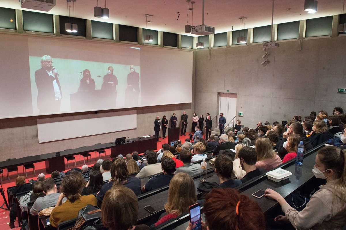 Premiéra filmu Trochu poučnej barák o budově Fakulty architektury ČVUT v Praze