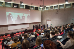 Premiéra filmu Trochu poučnej barák o budově Fakulty architektury ČVUT v Praze