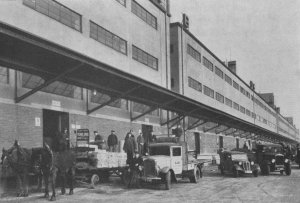 Nákladové nádraží Žižkov, obsluhování ramp, historická fotografie (1936).