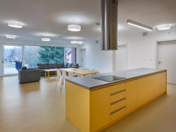 Pohled do interiéru se společnou kuchyňkou (Dům sociální péče Tereza; Stempel Tesař architekti)