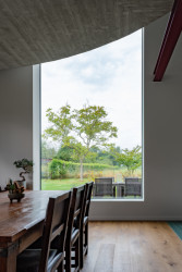 Velkoformátové okno nabízí výhledy do okolní zeleně. 