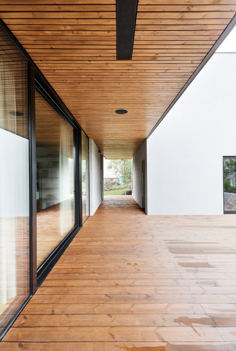 Rodinný dům v Berouně, Markéta Bromová architekti: Obývací pokoj komunikuje skrze velkorysá okna s venkovní terasou