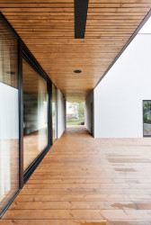 Rodinný dům v Berouně, Markéta Bromová architekti: Obývací pokoj komunikuje skrze velkorysá okna s venkovní terasou