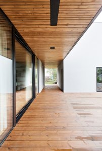 Rodinný dům v Berouně, Markéta Bromová architekti: Obývací pokoj komunikuje skrze velkorysá okna s venkovní terasou