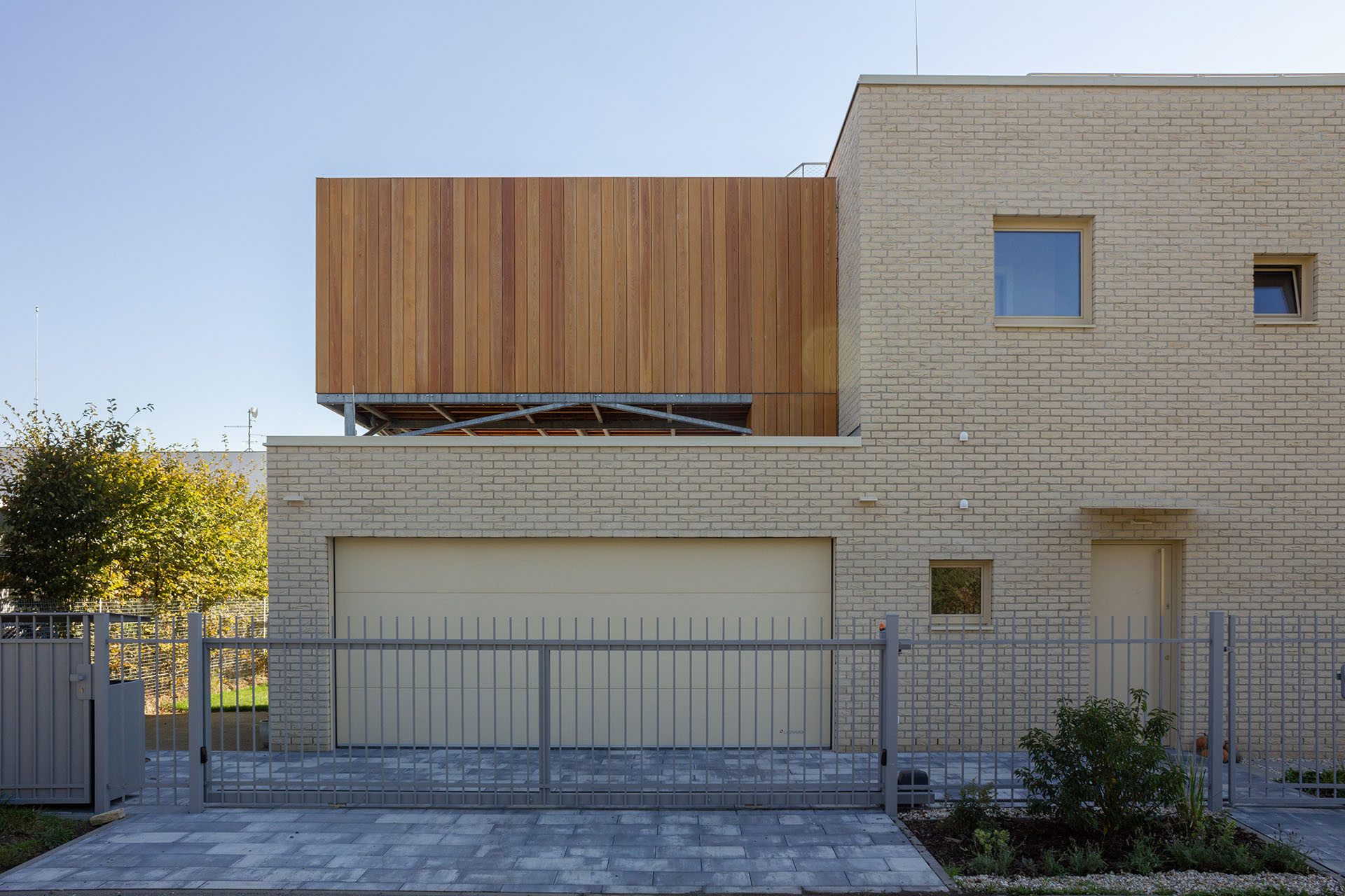 Důležitou součástí nového bydlení měla být sauna. (Rodinný dům v Radotíně, System Recovery Architects)