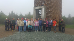 To víte, Deštná. Na zájezdě se seniory, starostka Alena Křížová vpředu v podřepu. Autorka článku čtvrtá zprava. Foto: Karolína Vránková
