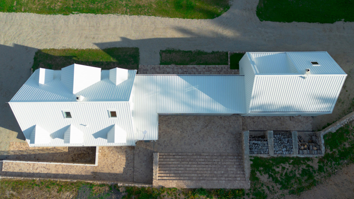 Technické provozy ukryli architekti pod terén. (Zářivý sudetský dům; No Architects)