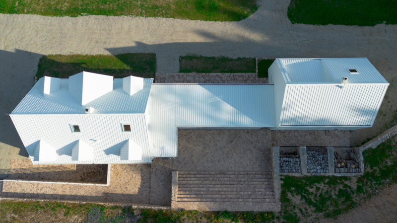 Technické provozy ukryli architekti pod terén. (Zářivý sudetský dům; No Architects)