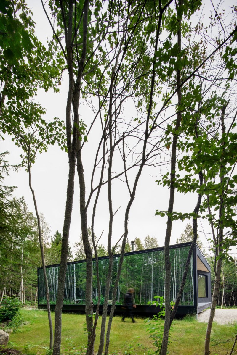 Prefabrikované chatky od studia Bourgeois / Lechasseur architects nedaleko kanadské lyžařské oblasti Le Massif de Petite-Rivière-St-François v lese u Charlevoix