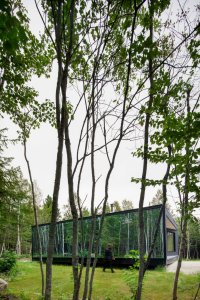 Prefabrikované chatky od studia Bourgeois / Lechasseur architects nedaleko kanadské lyžařské oblasti Le Massif de Petite-Rivière-St-François v lese u Charlevoix