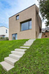 Dům ve Zlíně dokazuje, že i na svahu může být pohodlný dům se snadným přístupem na zahradu.