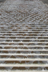 Celou stupňovitou zahradou protéká kaskáda s nepřetržitě tekoucí vodou