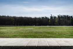 V chodníku jsou jména všech vězněných (Památník v Letech, Jan Sulzer, Lucie Vogelová, Ján Stempel, Jan Jakub Tesař)