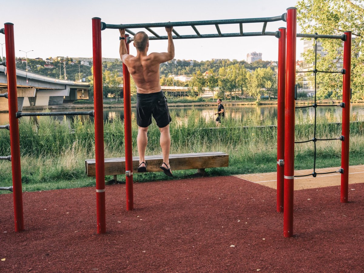 V parku se dá taky sportovat. (Park U Vody v Praze-Holešovicích, YYYY)