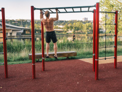 V parku se dá taky sportovat. (Park U Vody v Praze-Holešovicích, YYYY)