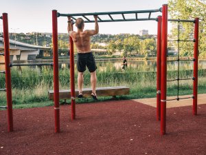 V parku se dá taky sportovat. (Park U Vody v Praze-Holešovicích, YYYY)