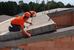 Realizace těžké střechy pomocí keramobetonových stropních panelů HELUZ