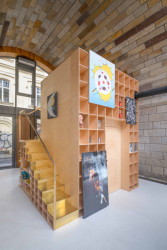 Konaly se tu také umělecké výstavy - na pískovcové stěny se však bohužel nesmí nic věšet.