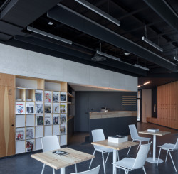 Součástí je taky místo, kde se dá posedět nad kávou či čajem. (Městská knihovna v Rožnově pod Radhoštěm, ČTYŘSTĚN)