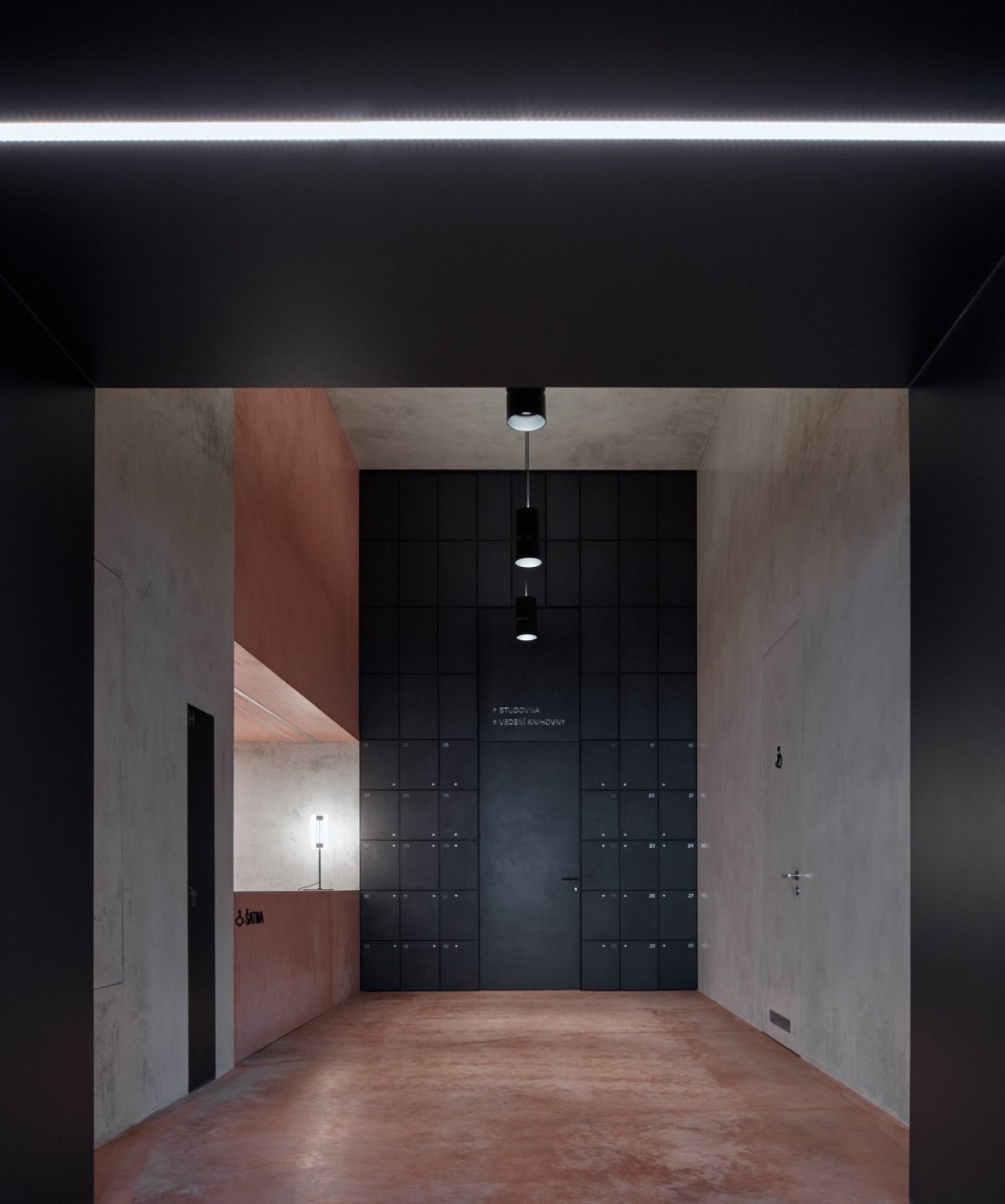 Obnova Červeného kostela, atelier-r: Interiéru nové přístavby dominuje beton