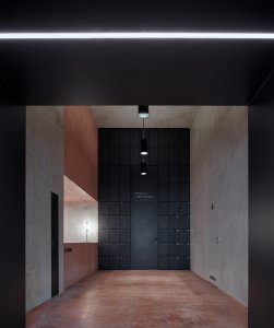 Obnova Červeného kostela, atelier-r: Interiéru nové přístavby dominuje beton