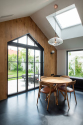 Z obývacího pokoje lze vyjít ven, zahrada ovšem vstupuje i dovnitř. (Bílý dům v Lysolajích, skvadra architekti)