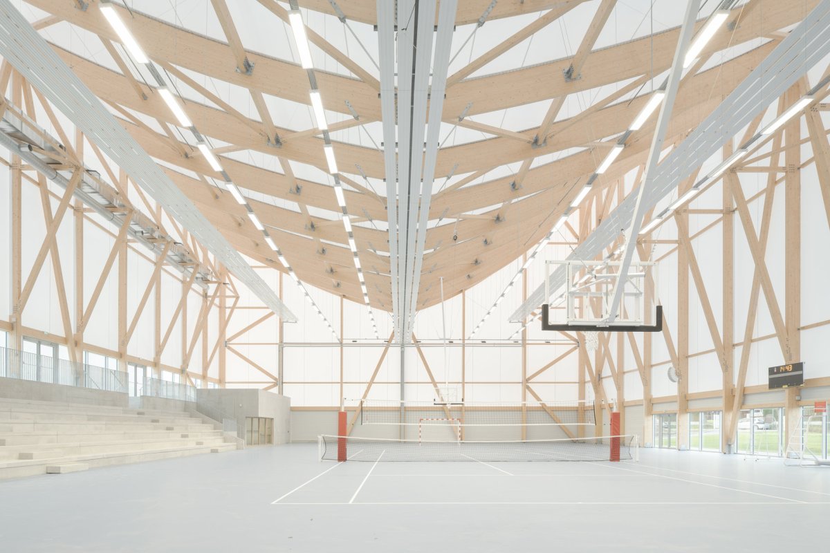 Konstrukce haly je ze dřeva, fasádu pak tvoří speciální textilní membrána. (Sportovní a kulturní centrum Marie-Jose Perec a Josephine Baker v La Bouëxière ve Francii; onze04)