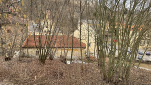 Původní stav před revitalizací, březen 2021 (Pivovarské terasy; Steiner a Malíková krajinářští architekti, Roman Brychta Architekti)