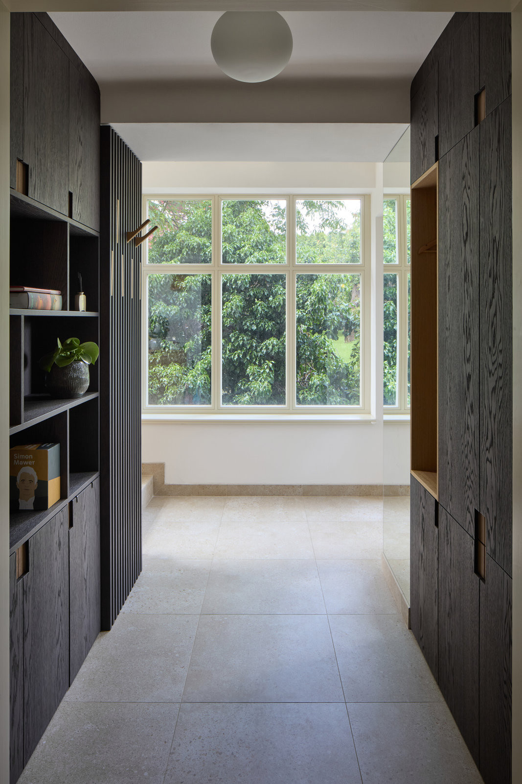 Dispozice přízemí a prvního patra se téměř neměnily. (Rekonstrukce vily na Vinohradech; Atelier Hajný)