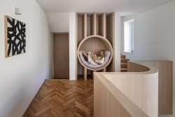 Silný vizuální prvek je například odpočívárna. (Rekonstrukce prvorepublikové vily v Brně, Atel!er )