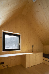 Pod střechou se nachází pokoje pro spaní