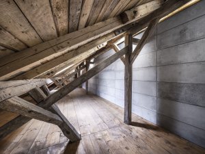 Objekt výstavního sálu je vložený do historického podkroví kapituly