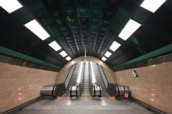 Zrekonstruovaná stanice metra Jiřího z Poděbrad je nově přístupná i osobám s omezenou schopností pohybu a orientace. 