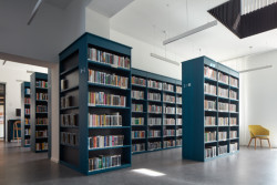 Prostory ve zrekonstruované vile jsou o něco vážnější. (Městská knihovna v Rožnově pod Radhoštěm, ČTYŘSTĚN)